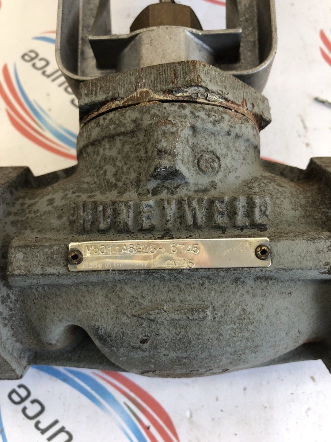 HONEYWELL V5011A8226-8745 VALVE AND ACTUATOR ASSEMBLY